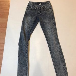 Dark wash pattern  jeans size 0R. Great condition!